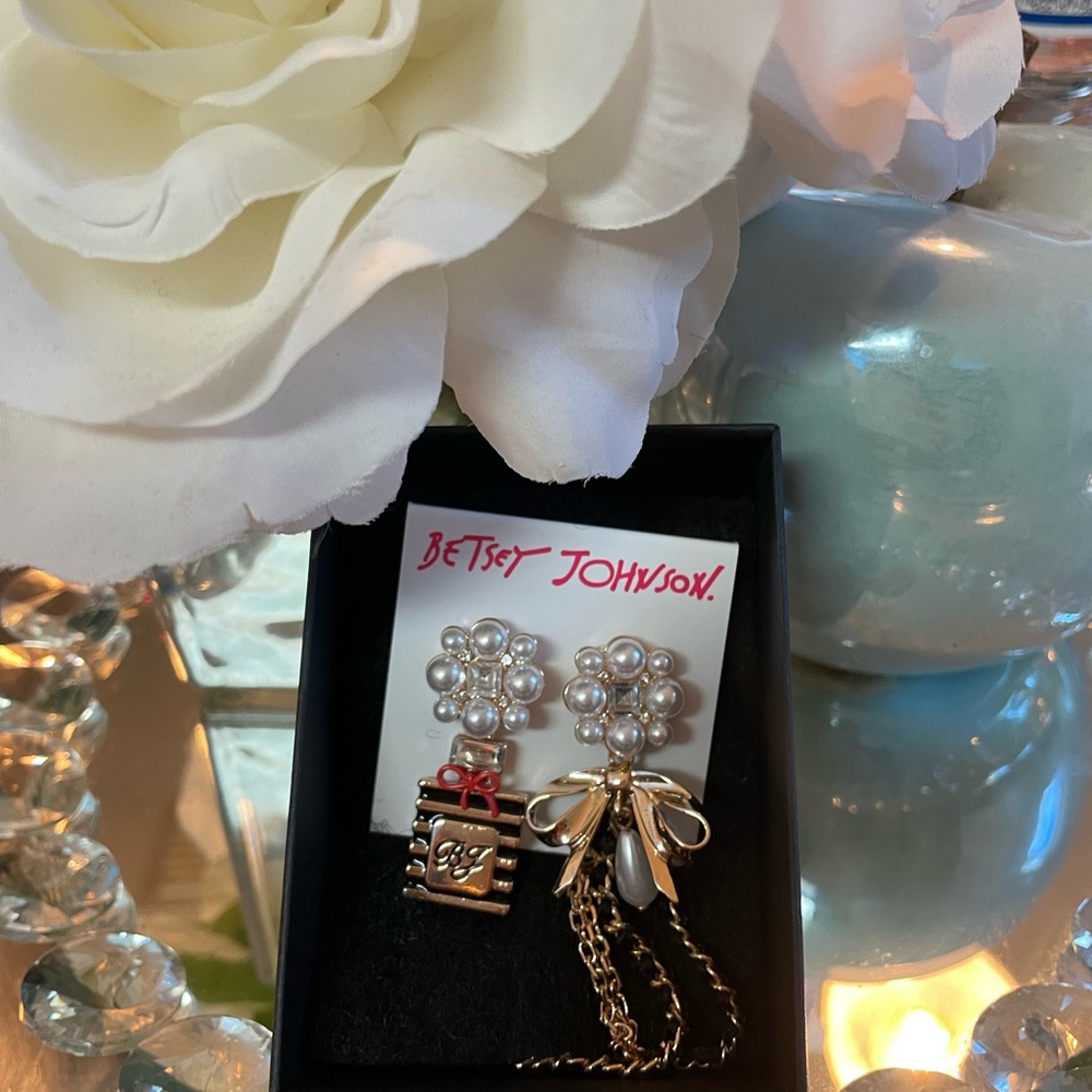 Betsey Johnson pearls/gold earrings